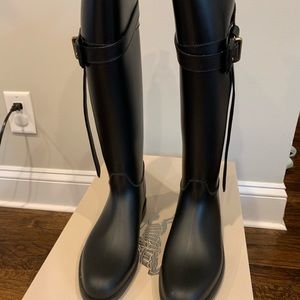 Burberry riding rainboot with belt